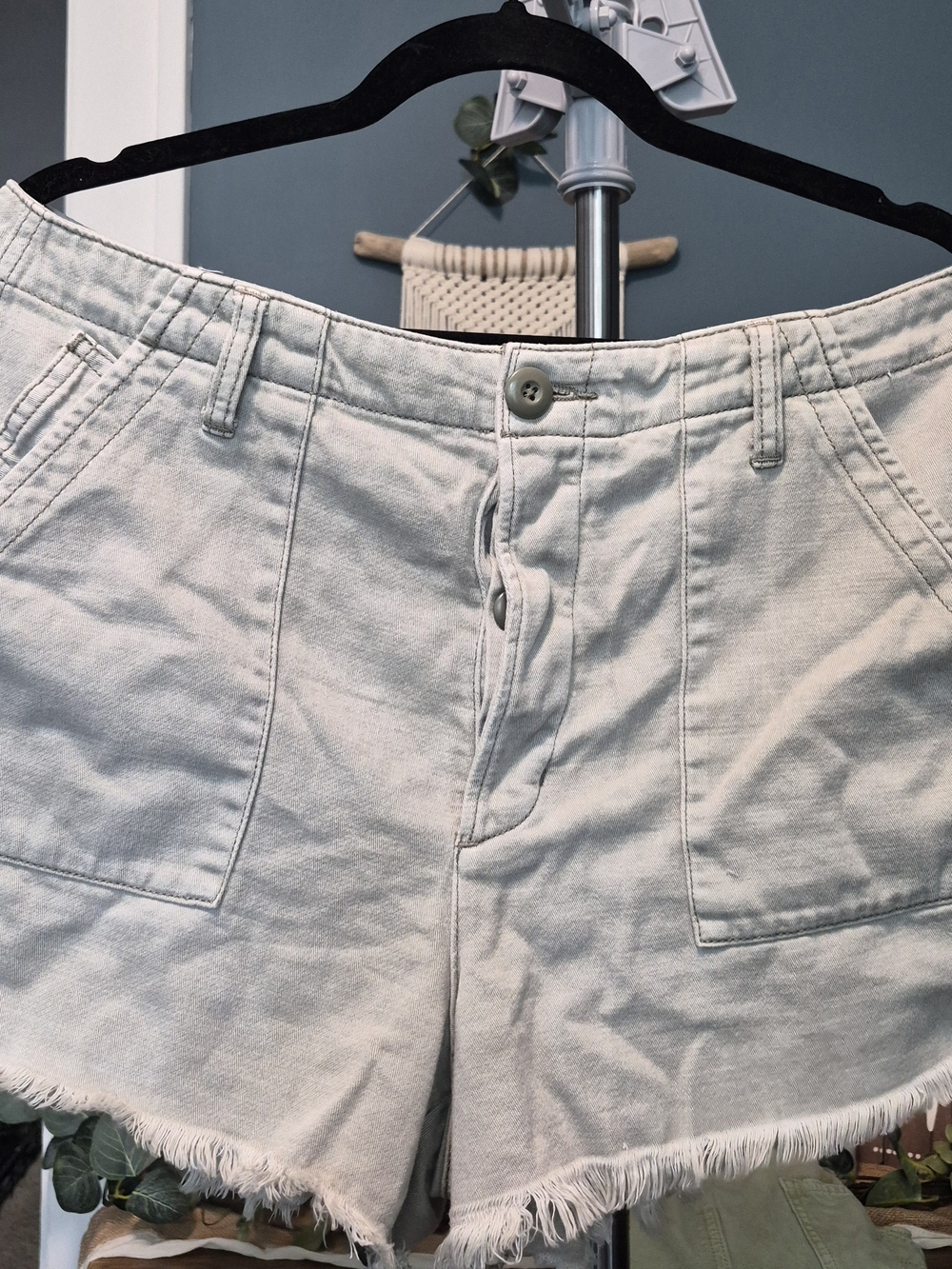American Eagle Light Gray High-Rise Jean Shorts With Frayed Bottoms Sz 14